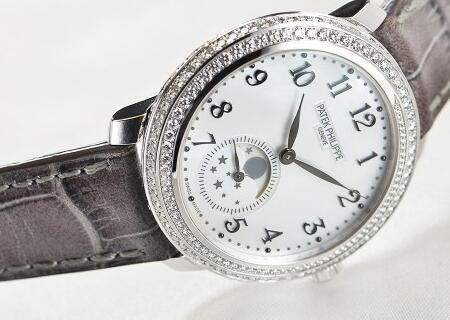 The Arabic numerals hour markers ensure the ultra legibility.